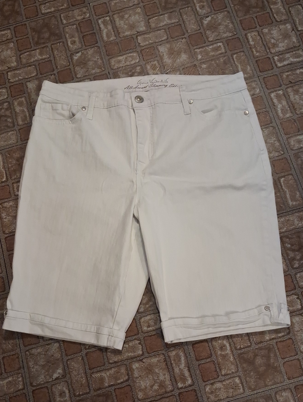 Gloria Vanderbilt White All Around Slimming  Bermuda Shorts with Cuffed Hem